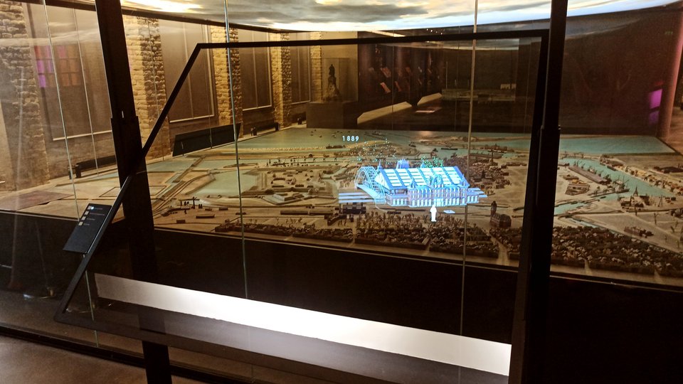 Optical principle of holographic mapping on the relief map